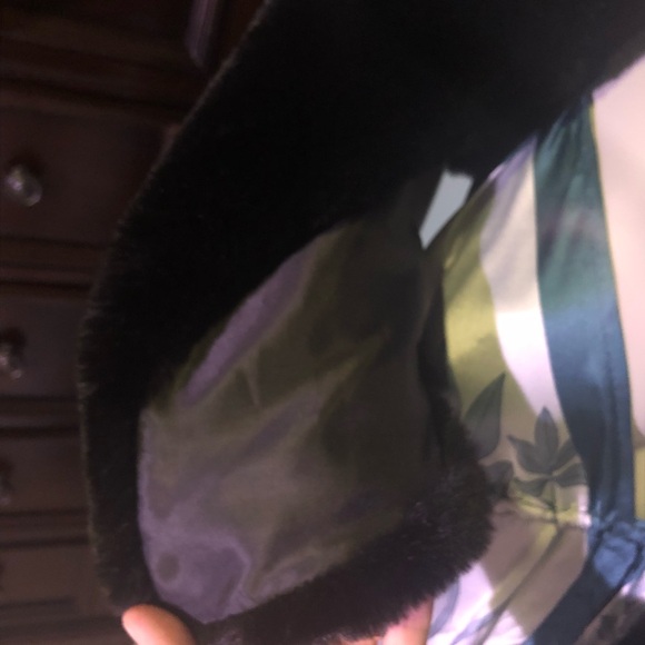 Faux fur stole bought at The Bay - Picture 7 of 7